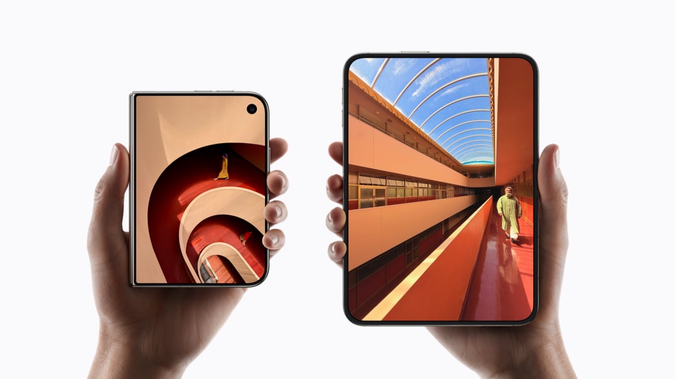 접힌 iPhone Duo와 펼친 iPhone Duo를 양손에 든 Apple 공식 보도 사진