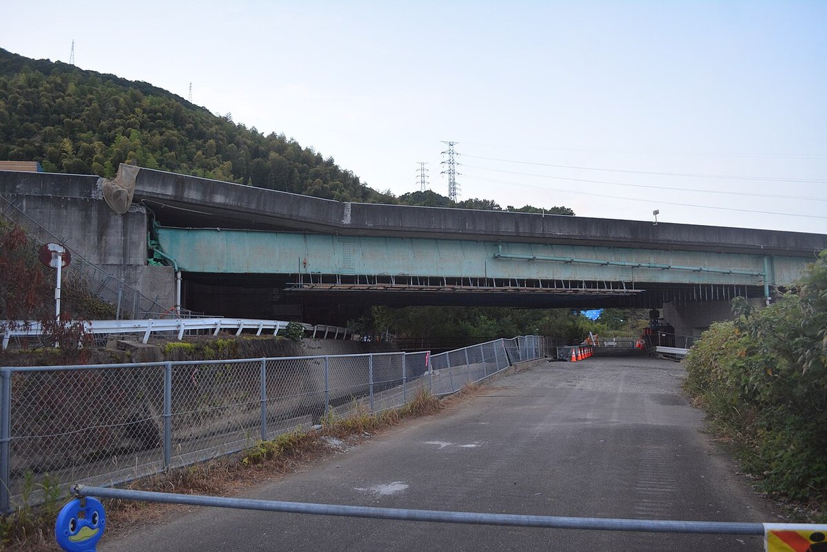 令和8年熊本地震で被害を受け、通行止めになった九州自動車道・川田橋付近（熊本県八代市）